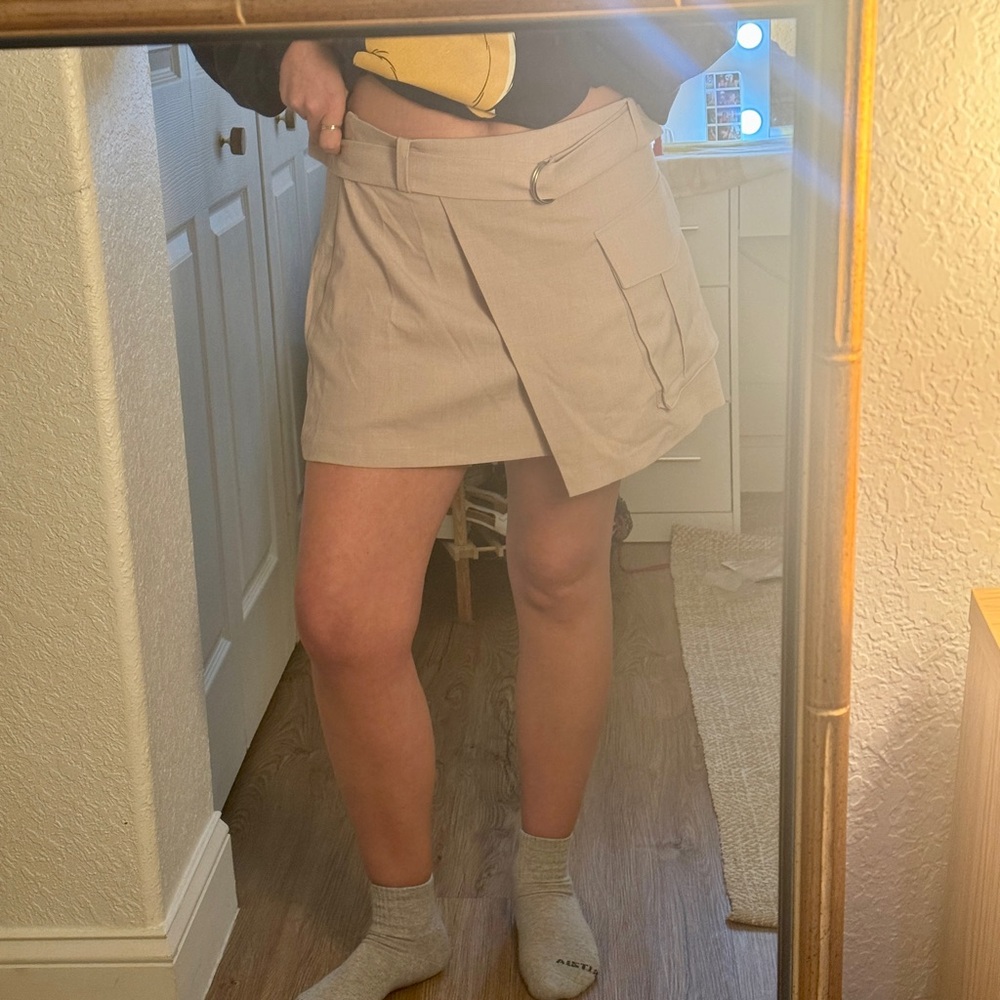 NWT ☀️ Abercrombie & Fitch Wrap- Front Utility Skort in taupe- Size Medium - Picture 10 of 10